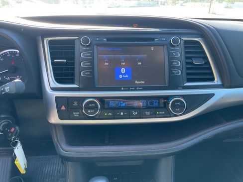 Used 2017 Toyota Highlander LE image 14