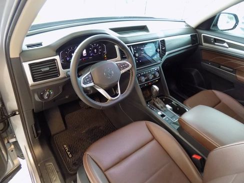 Used 2023 Volkswagen Atlas SE w/ Panoramic Sunroof Package image 11