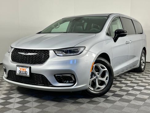 Used 2024 Chrysler Pacifica Limited FWD image 38