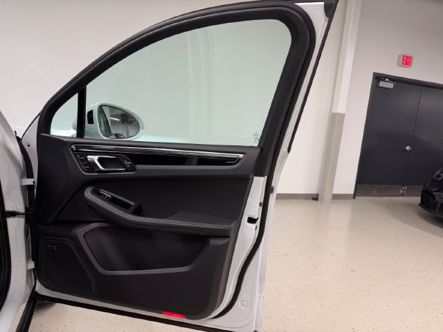 Certified 2026 Porsche Macan AWD/4WD image 31