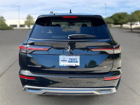 New 2025 Mitsubishi Outlander SE image 6