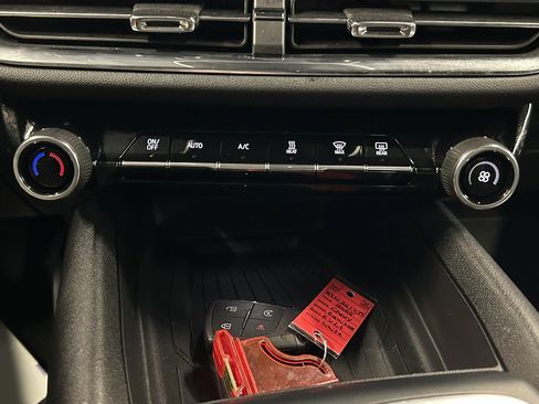 Used 2025 Chevrolet Equinox EV LT w/ Comfort Package image 31