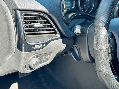 Used 2021 Jeep Cherokee Latitude Plus image 11