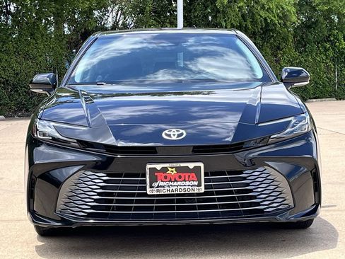 Used 2025 Toyota Camry XLE FWD image 7