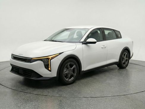Used 2025 Kia K4 FWD image 3