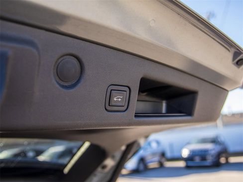 Used 2023 Chevrolet Equinox LT w/ Driver Convenience Package image 13