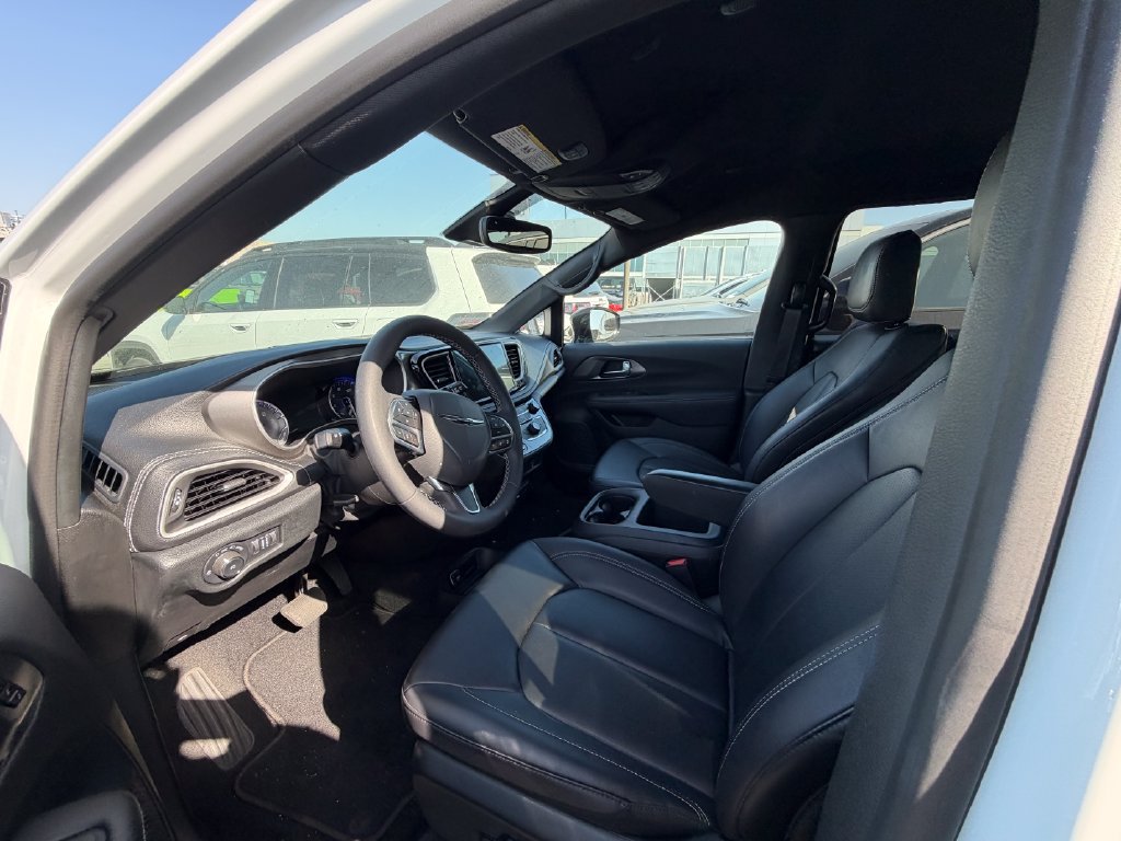 Used 2026 Chrysler Pacifica Select FWD image 5