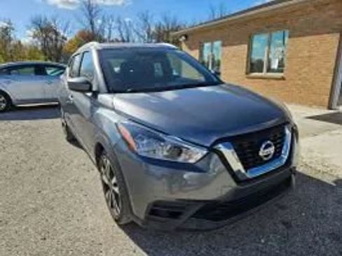 Used 2019 Nissan Kicks SV FWD image 2