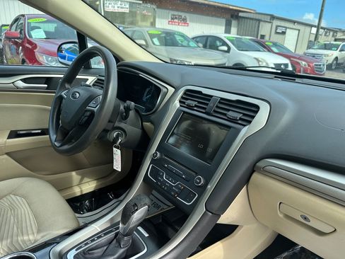 Used 2016 Ford Fusion SE FWD image 8