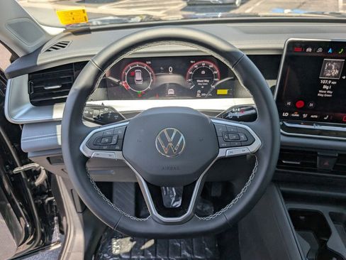 Used 2025 Volkswagen Tiguan SE image 14