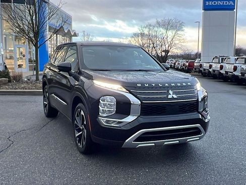 Used 2024 Mitsubishi Outlander SE image 1