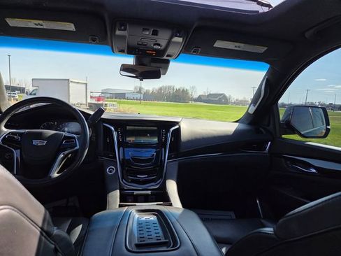 Used 2017 Cadillac Escalade ESV Platinum AWD/4WD image 60