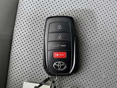Used 2023 Toyota Venza Limited AWD/4WD image 9