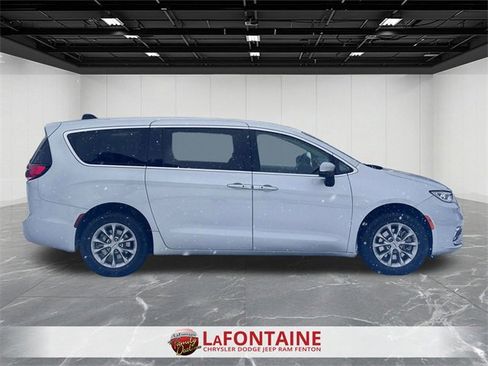 Used 2023 Chrysler Pacifica Touring-L image 6