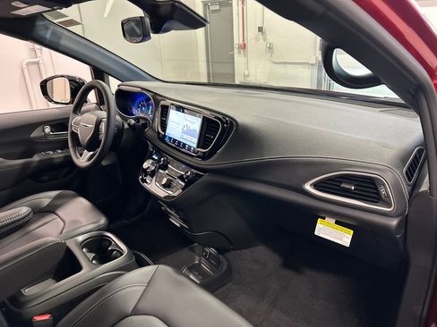 New 2026 Chrysler Pacifica Select image 37