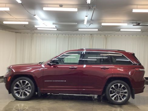 Used 2022 Jeep Grand Cherokee Overland w/ Advanced Protech Group III image 10