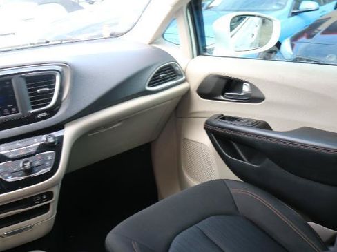 Used 2020 Chrysler Pacifica Touring w/ Tire & Wheel Group FWD image 20