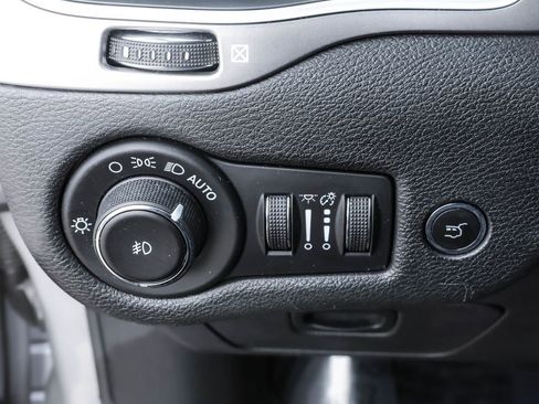 Used 2020 Jeep Cherokee Latitude Lux w/ Comfort/Convenience Group AWD/4WD image 17