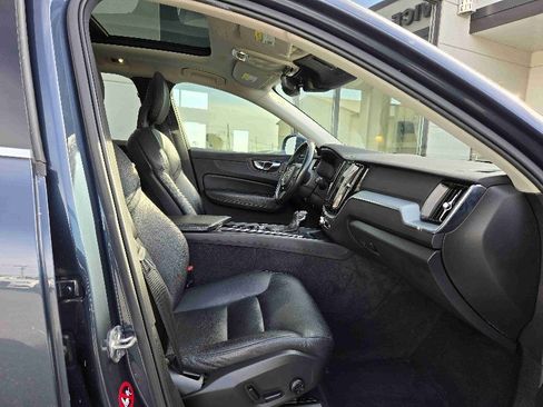 Used 2018 Volvo XC60 T6 Momentum w/ Convenience Package image 13
