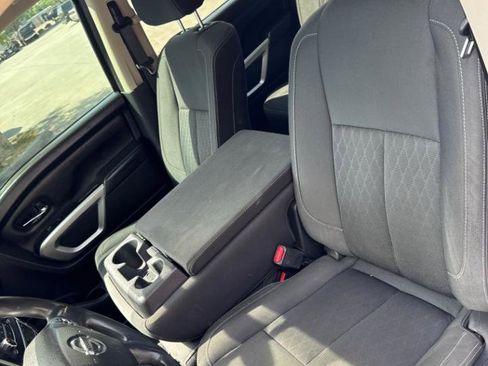 Used 2019 Nissan Titan SV image 13