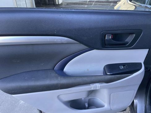 Used 2019 Toyota Highlander LE image 19