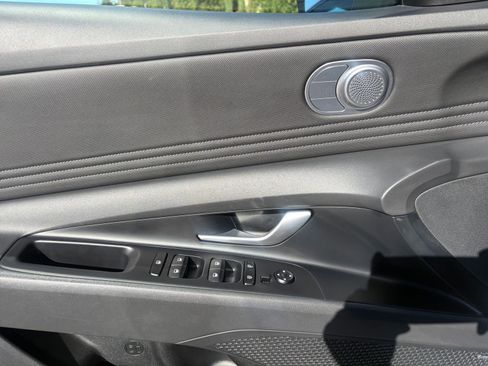 Used 2025 Hyundai Elantra Limited image 18