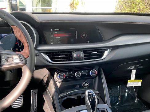 New 2025 Alfa Romeo Stelvio Sprint image 7