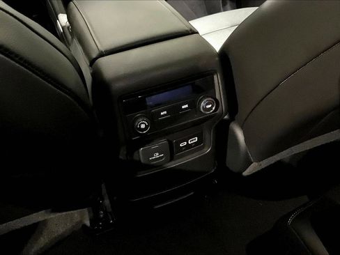 Used 2023 GMC Acadia SLT image 33