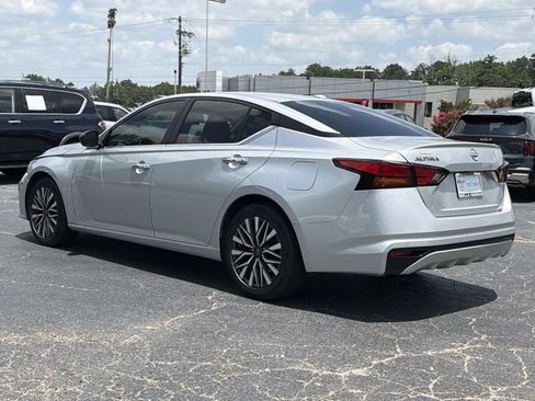 Used 2024 Nissan Altima 2.5 SV FWD image 19
