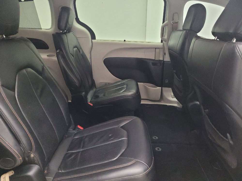 Used 2018 Chrysler Pacifica Touring-L FWD image 19