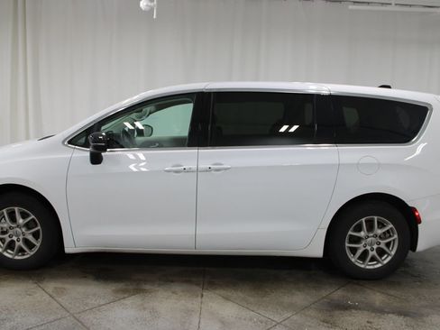 Used 2024 Chrysler Pacifica Touring-L image 6