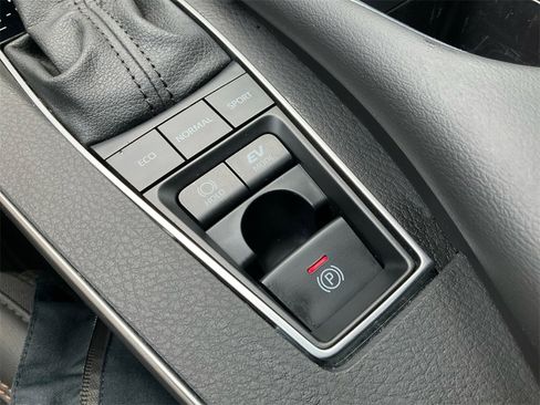 Used 2022 Toyota Avalon XSE image 24