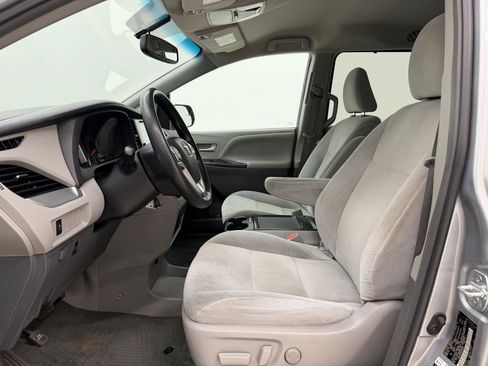 Used 2016 Toyota Sienna LE image 5
