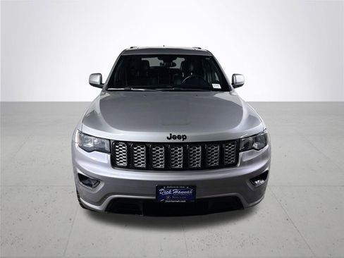 Used 2017 Jeep Grand Cherokee Altitude w/ Quick Order Package 23Z AWD/4WD image 3