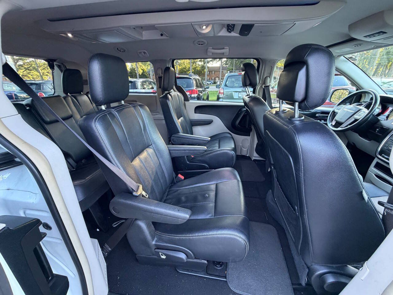 Used 2016 Chrysler Town & Country Touring FWD image 14