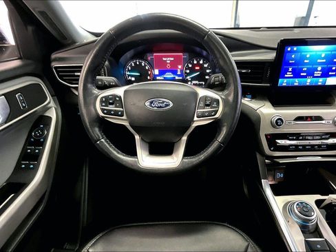 Used 2022 Ford Explorer XLT w/ Equipment Group 202A image 5