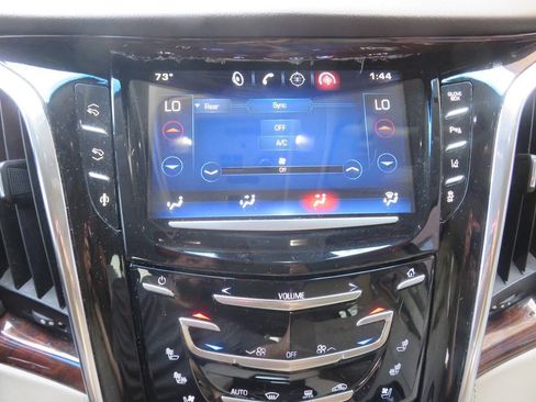 Used 2015 Cadillac Escalade Luxury AWD/4WD image 20