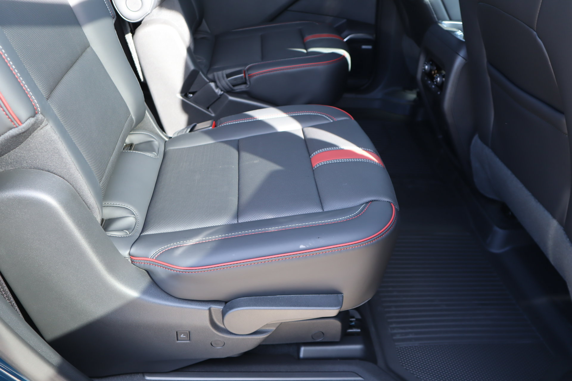 New 2027 Chevrolet Traverse RS w/ LPO, Floor Liner Package AWD/4WD image 17