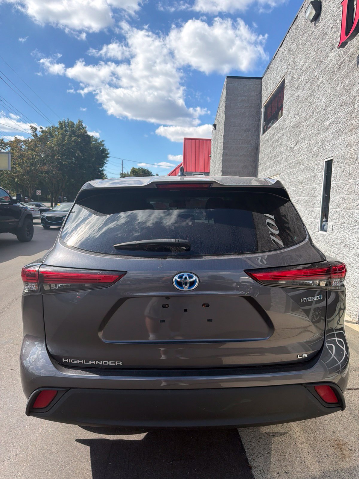 Used 2021 Toyota Highlander LE AWD/4WD image 5