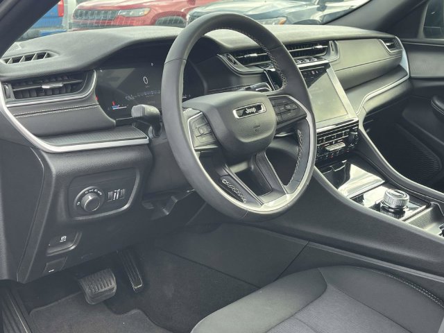 Used 2025 Jeep Grand Cherokee Laredo X w/ Luxury Tech Group I AWD/4WD image 12