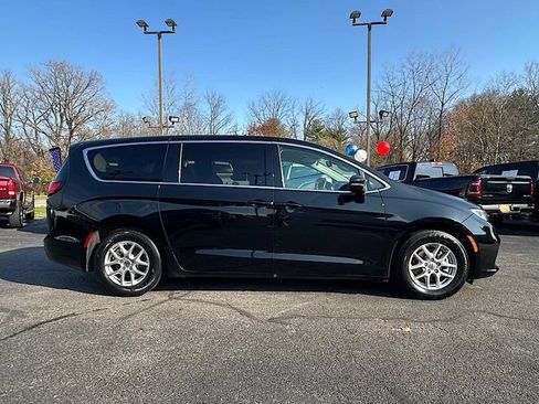 Used 2024 Chrysler Pacifica Touring-L FWD image 10