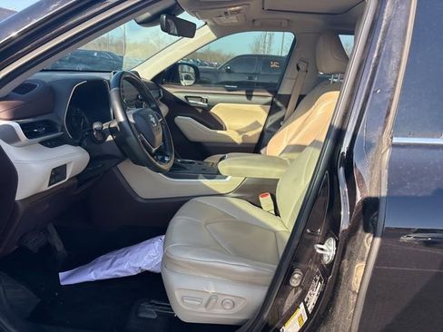 Used 2021 Toyota Highlander XLE image 20