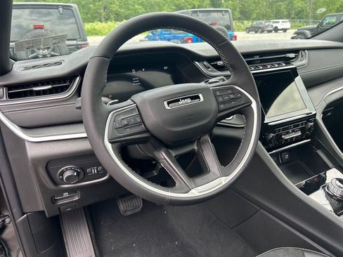 New 2025 Jeep Grand Cherokee Laredo image 6