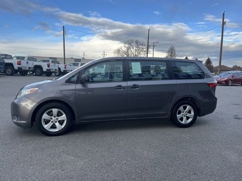 Used 2015 Toyota Sienna L image 10