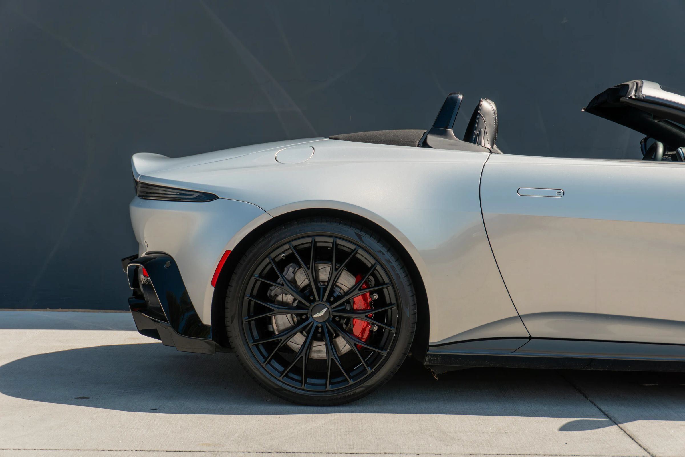 Used 2022 Aston Martin V8 Vantage Roadster RWD image 37