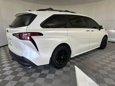 Used 2021 Toyota Sienna XLE image 8