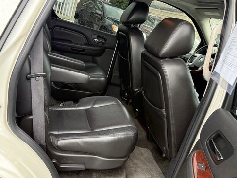 Used 2010 Cadillac Escalade Luxury image 21