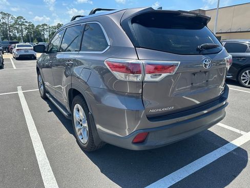 Used 2015 Toyota Highlander Limited w/ Driver Technology Package FWD image 3