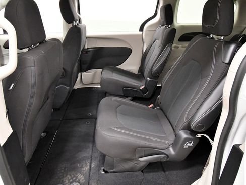 Used 2023 Chrysler Voyager LX image 15
