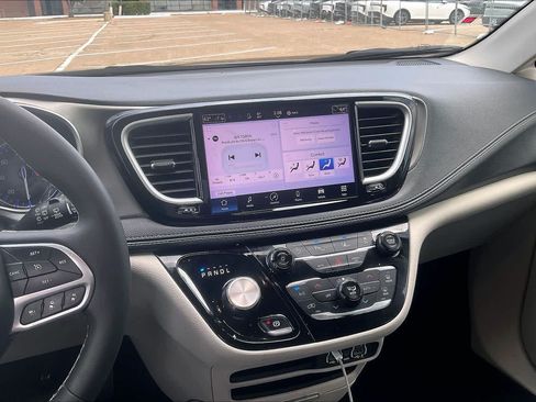 Used 2023 Chrysler Pacifica Touring-L AWD/4WD image 14